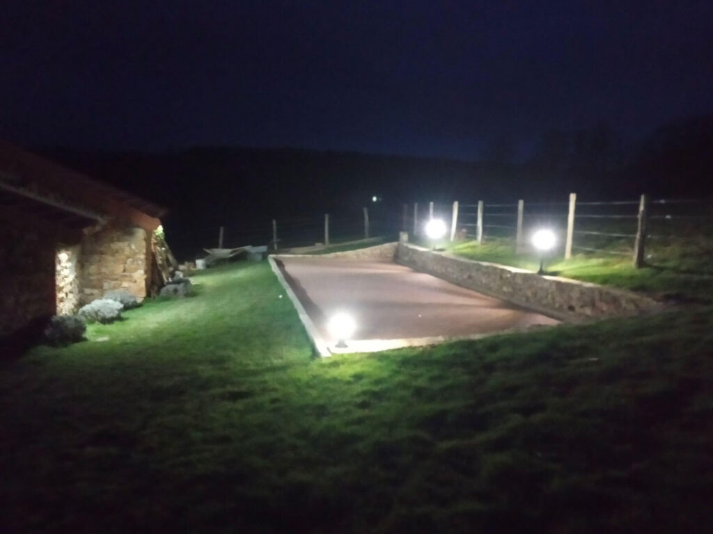Terrain de pétanque éclairé